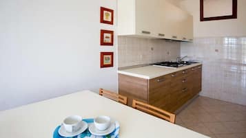 Apartemen, 1 kamar tidur (24) | Dapur pribadi | Lemari es, microwave, kompor, dan peralatan masak/sendok-piring