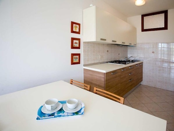 Apartment, 1 Bedroom (24) | Private kitchen | Fridge, microwave, stovetop, cookware/dishes/utensils