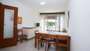 Apartamento, 1 quarto (24) | Área de estar | TV LCD