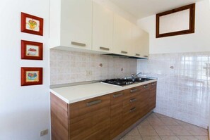 Apartment, 1 Bedroom (24) | Private kitchen | Fridge, microwave, stovetop, cookware/dishes/utensils