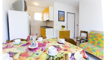 Apartment, 2 Bedrooms (4) | In-room dining