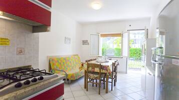 Apartment, 2 Bedrooms (2) | Private kitchenette | Full-sized fridge, microwave, stovetop, cookware/dishes/utensils