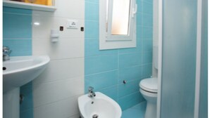 A bathroom with a sink, bidet, and toilet. - Villa Polluce (San Michele al Tagliamento)
