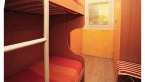 A narrow room with a bunk bed and a small window. - Villa Polluce (San Michele al Tagliamento)