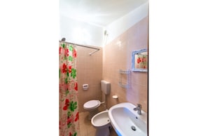 Apartment, 3 Bedrooms (73) | Bathroom | Shower, rainfall showerhead, bidet