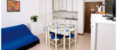 Appartement, 1 slaapkamer (5) | Privékitchenette | Een koelkast, een microgolfoven, een kookplaat