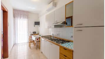 Fridge, cookware/dishes/utensils