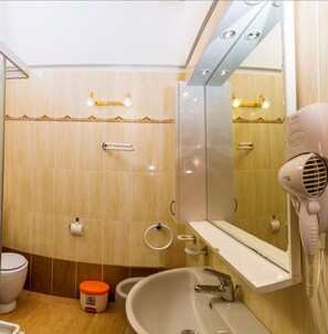 Shower, rainfall showerhead, bidet - Appartamenti Borgo Stella Marina (San Michele al Tagliamento)