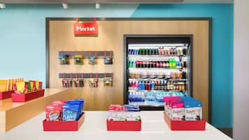 Una presentación de aperitivos con diversos productos envasados y una sección refrigerada con bebidas.