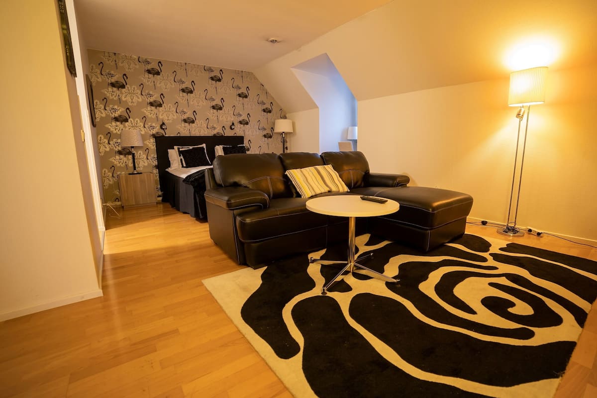 Escritorio, cortinas blackout, wifi gratis y ropa de cama