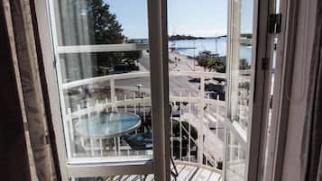 Superior Double Room with Balcony | 1 hálószoba, íróasztal, sötétítőfüggöny és ingyenes wifi