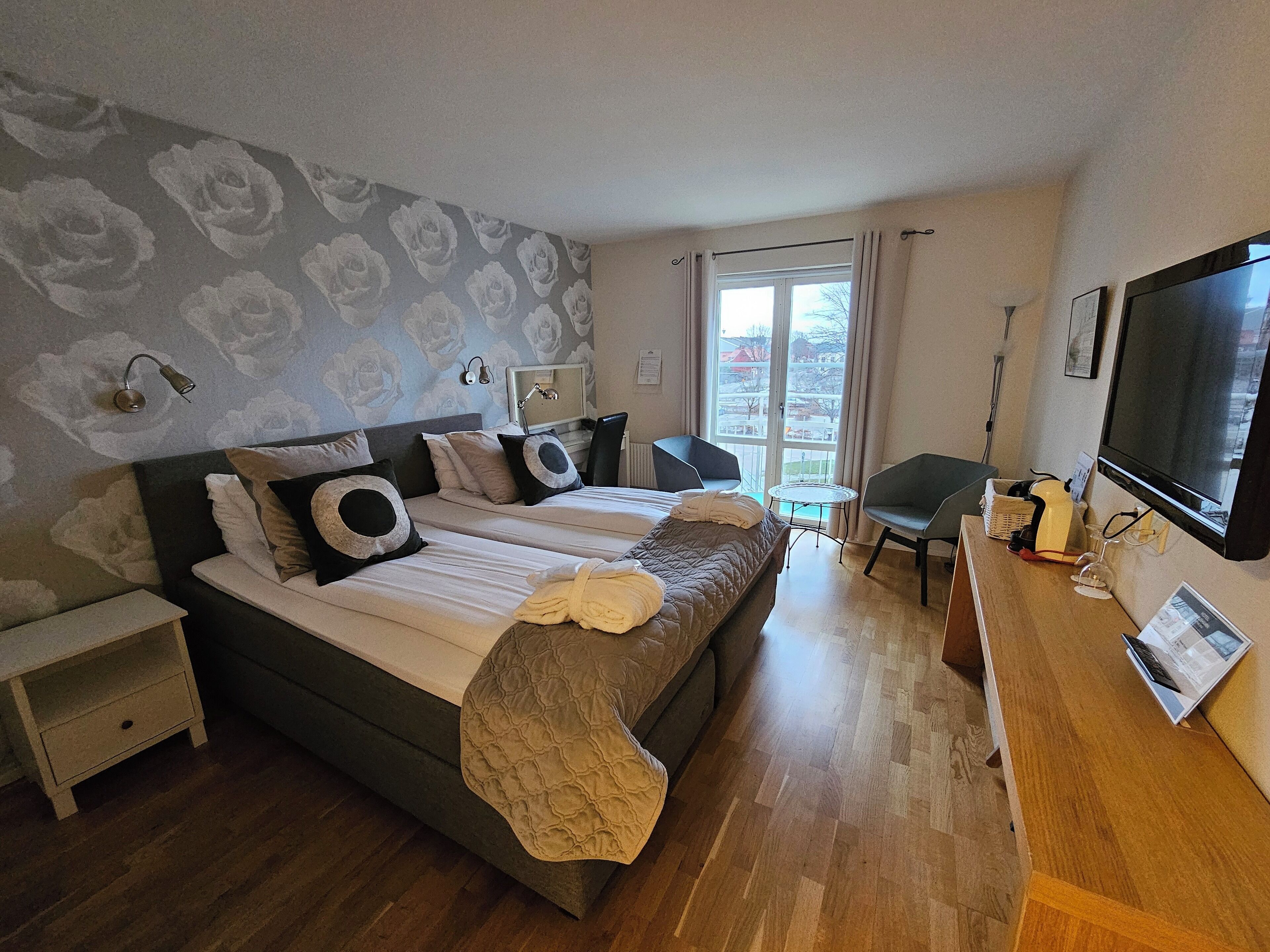 Escritorio, cortinas blackout, wifi gratis y ropa de cama 