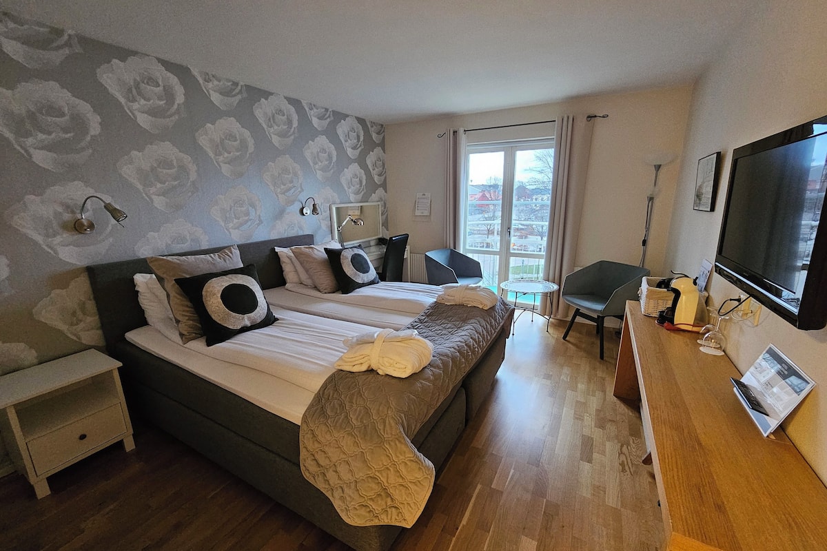 Escritorio, cortinas blackout, wifi gratis y ropa de cama