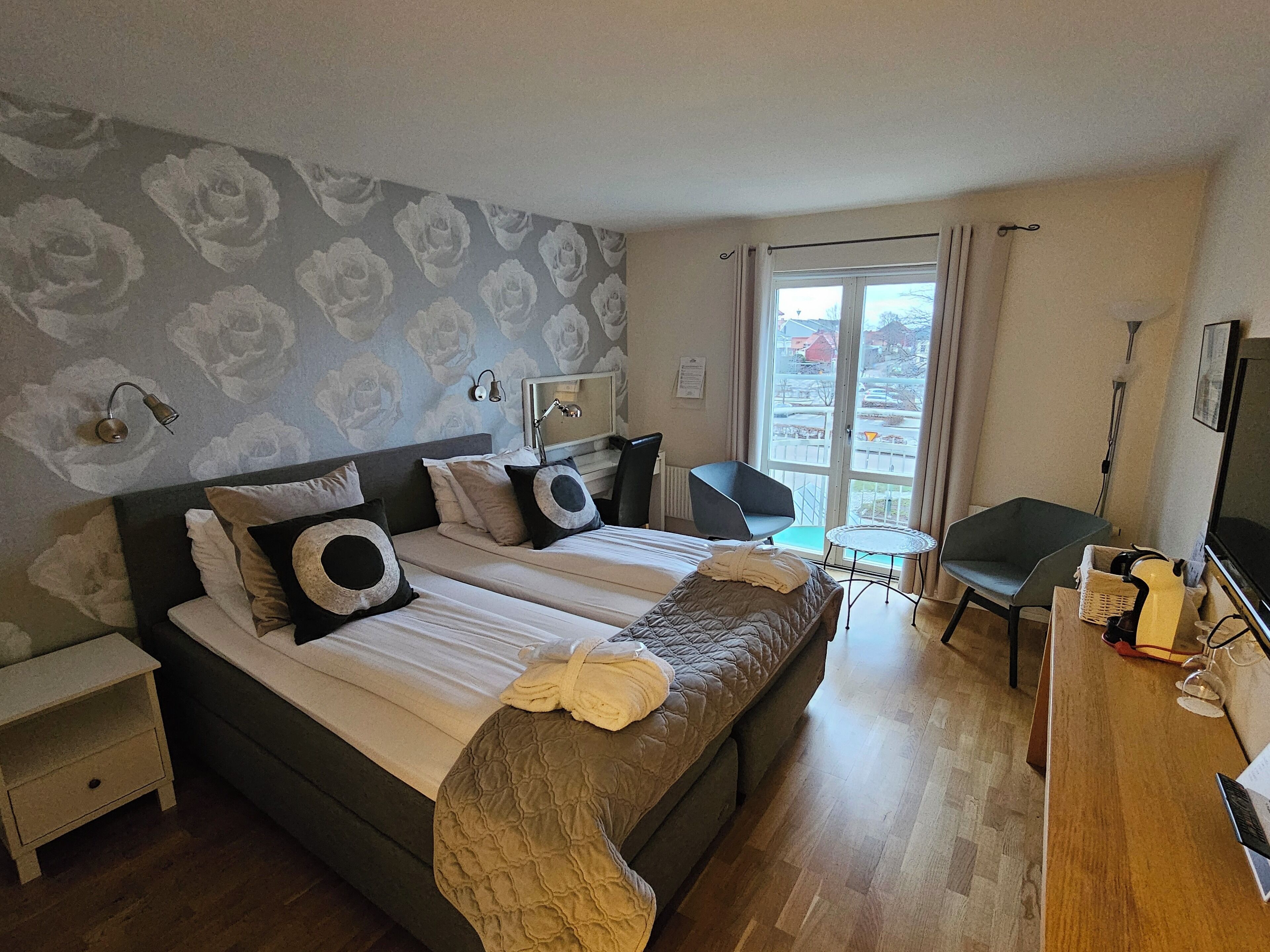 superior double room with balcony | 1 bedroom, desk, blackout curtains, free wifi