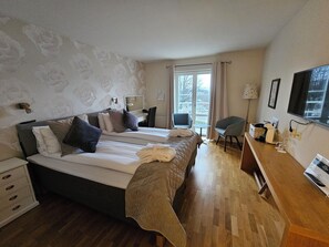 Superior Double Room with Balcony | Escritorio, cortinas blackout, wifi gratis y ropa de cama 