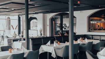 Se sirven almuerzos y cenas, restaurante con mesas al aire libre