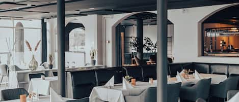 Der serveres frokost og aftensmad med udendørs servering