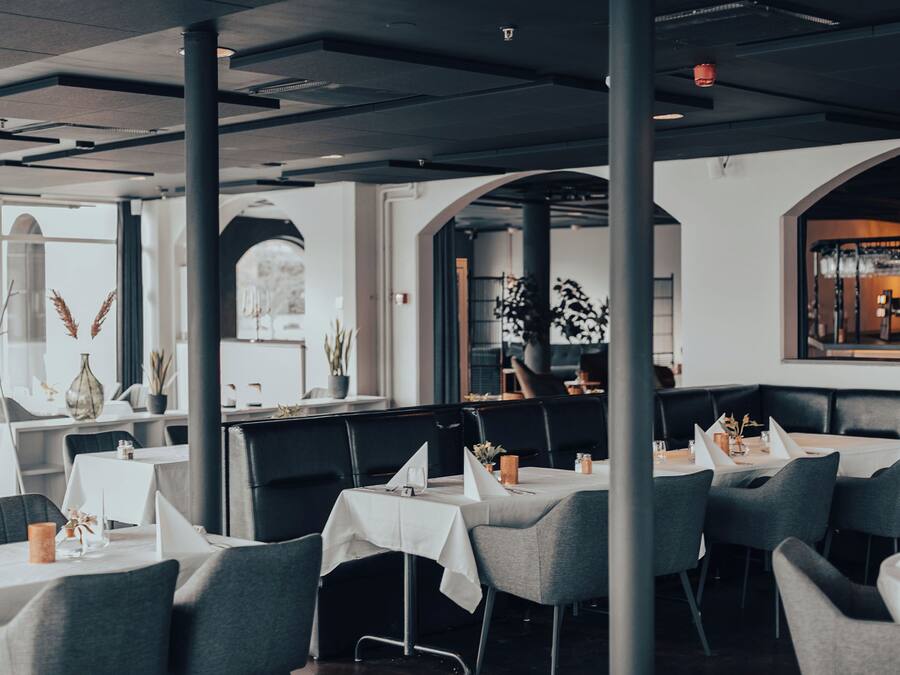 Se sirven almuerzos y cenas (con mesas al aire libre)