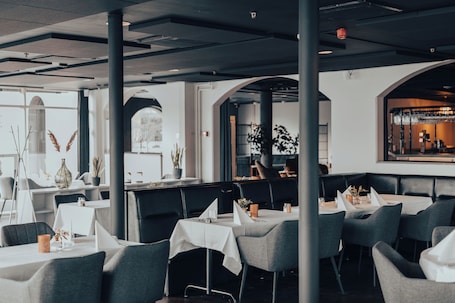 Se sirven almuerzos y cenas, restaurante con mesas al aire libre . Hotel Carlshamn