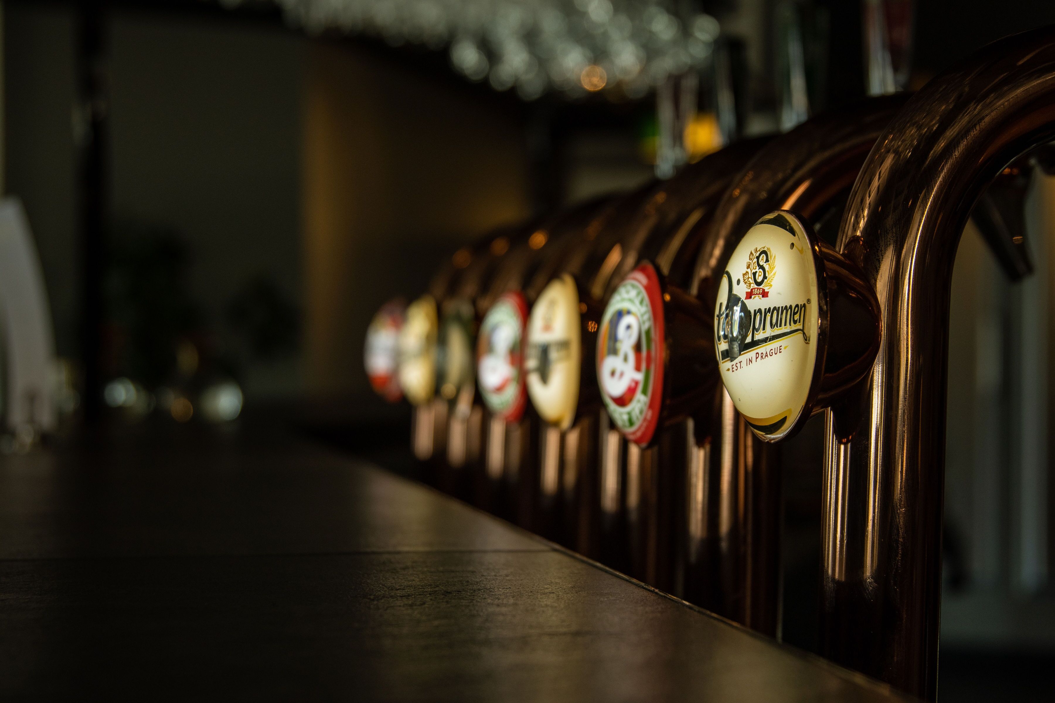 En række fadølshaner med etiketter, heriblandt en til 'Pilsner'.