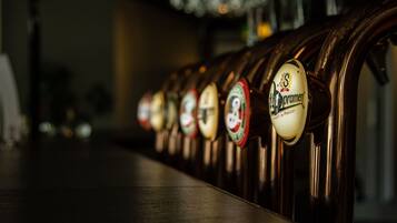En række fadølshaner med etiketter, heriblandt en til 'Pilsner'.