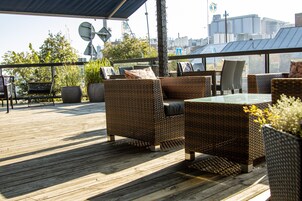 Se sirven almuerzos y cenas, restaurante con mesas al aire libre 