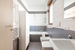 Departamento, 1 habitación | Baño | Tina con regadera, regadera tipo lluvia, secadora de cabello, bidet 
