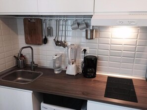 Studio | Privékeuken | Een koelkast met diepvriezer, een microgolfoven, een kookplaat