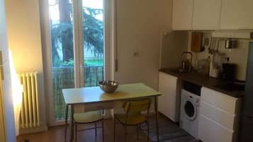 Full-size fridge, microwave, stovetop, cookware/dishes/utensils