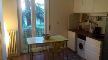 Studio | Privékeuken | Een koelkast/vriezer, een magnetron, een kookplaat