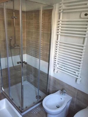 Shower, rainfall showerhead, hair dryer, bidet - Milano Famagosta Cosy Studio (Milan)