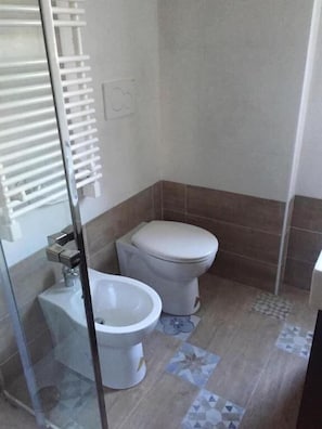 Shower, rainfall showerhead, hair dryer, bidet - Milano Famagosta Cosy Studio (Milan)