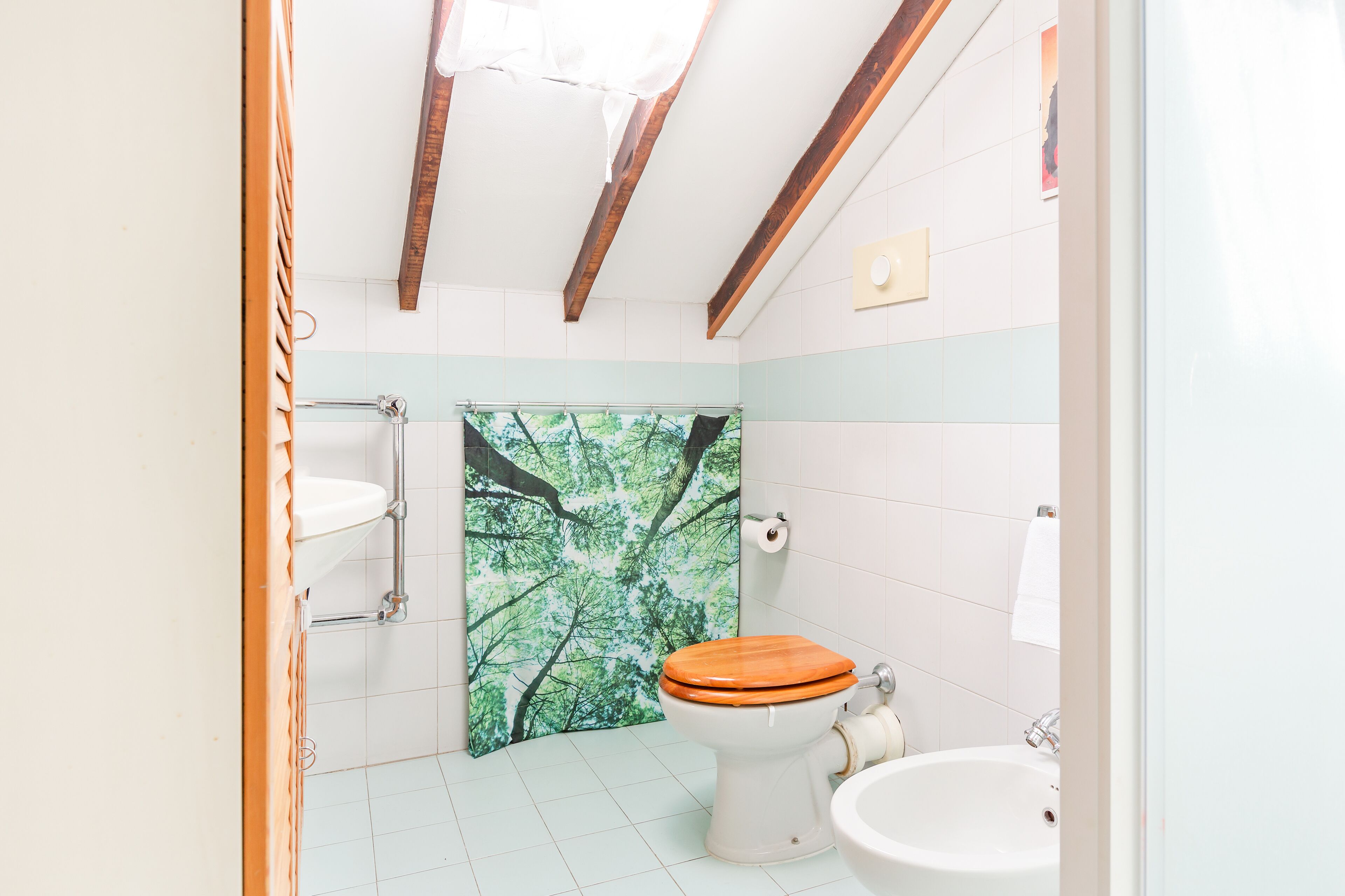 Un baño con inodoro, lavabo y bidé.