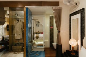 Shower, slippers, towels - Idea Apartment (Ho Chi Minh City)