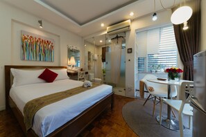 Deluxe Room G | Desk, blackout drapes, iron/ironing board, WiFi (free) - Idea Apartment (Ho Chi Minh City)