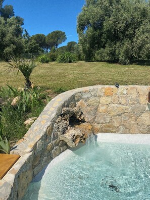 Bañera de hidromasaje al aire libre