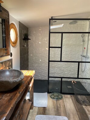 Dusche, Haartrockner, Handtücher, Toilettenpapier