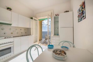 Refrigerador, horno, placa de cocina, cafetera/tetera