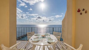 A balcony with a table set for two, overlooking the sea. - La Casa del Mare close to the beach (Nerano)