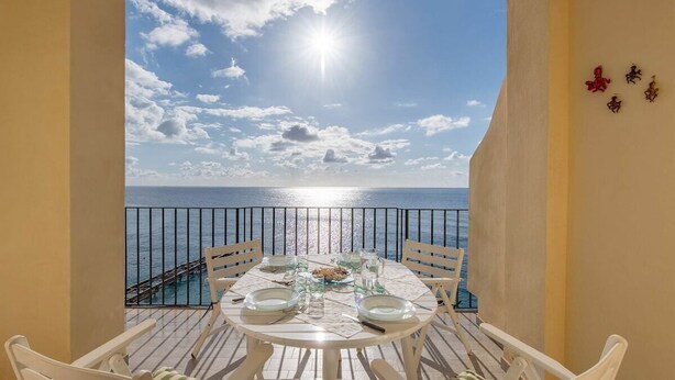 A balcony with a table set for two, overlooking the sea. - La Casa del Mare close to the beach (Nerano)