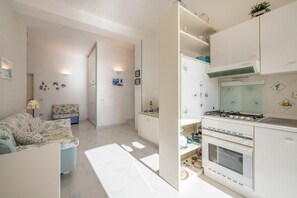 Fridge, oven, stovetop, coffee/tea maker