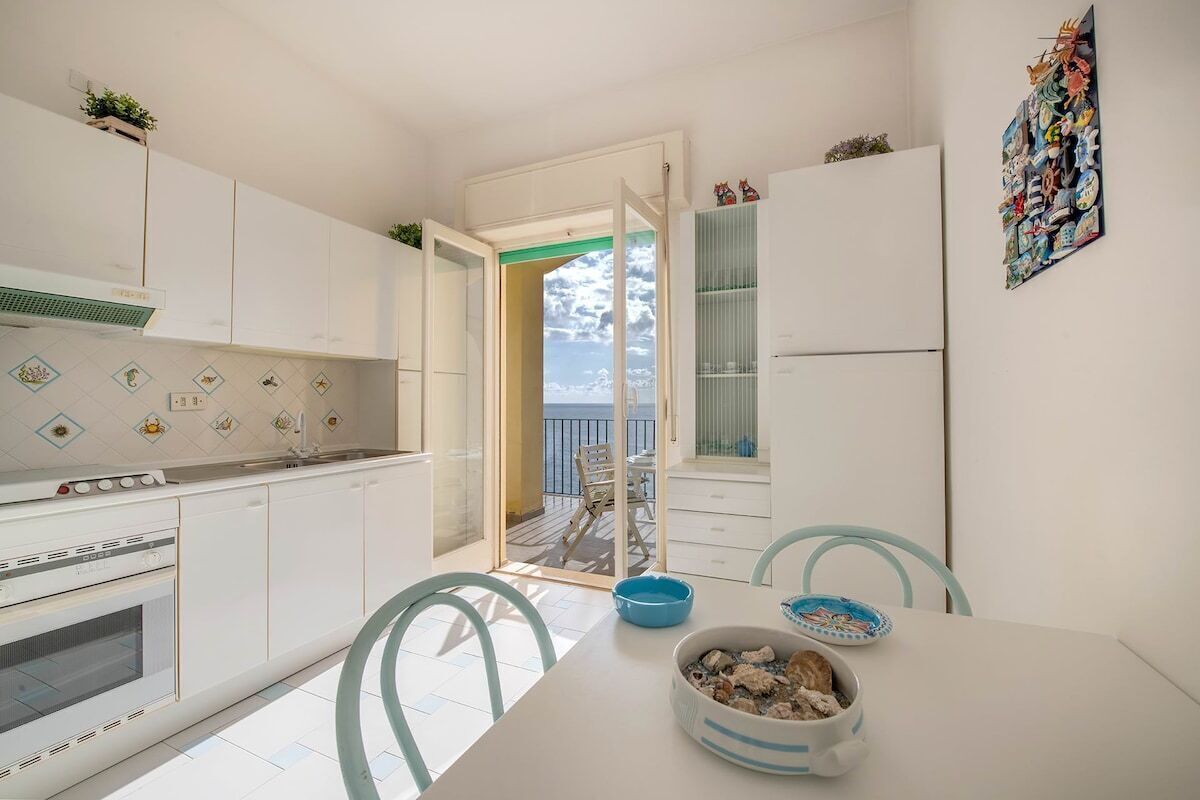 Fridge, oven, stovetop, coffee/tea maker