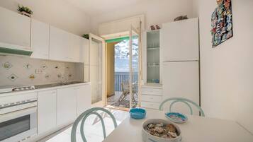 KĂŒhlschrank, Ofen, Herdplatte, Wasserkocher mit Kaffee-/Teezubehör