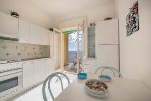 Fridge, oven, stovetop, coffee/tea maker