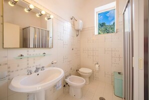 Douche, serviettes fournies