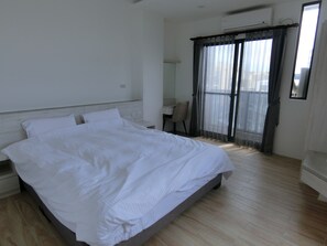 Tweepersoonskamer | Luxe beddengoed, Select Comfort-bedden, een bureau, een laptopwerkplek