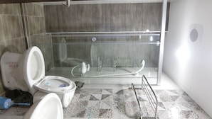 Une salle de bain équipée d’une douche, de toilettes et d’un bidet.