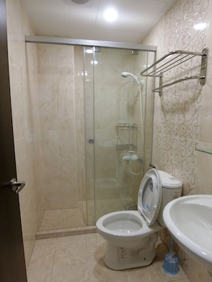 Chambre quadruple | Salle de bain | Douche, séchoir à cheveux, pantoufles, serviettes fournies