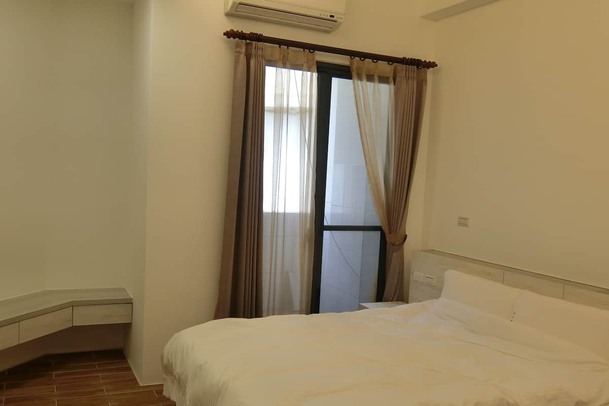 Quadruple Room | Premium bedding, Select Comfort beds, desk, laptop workspace