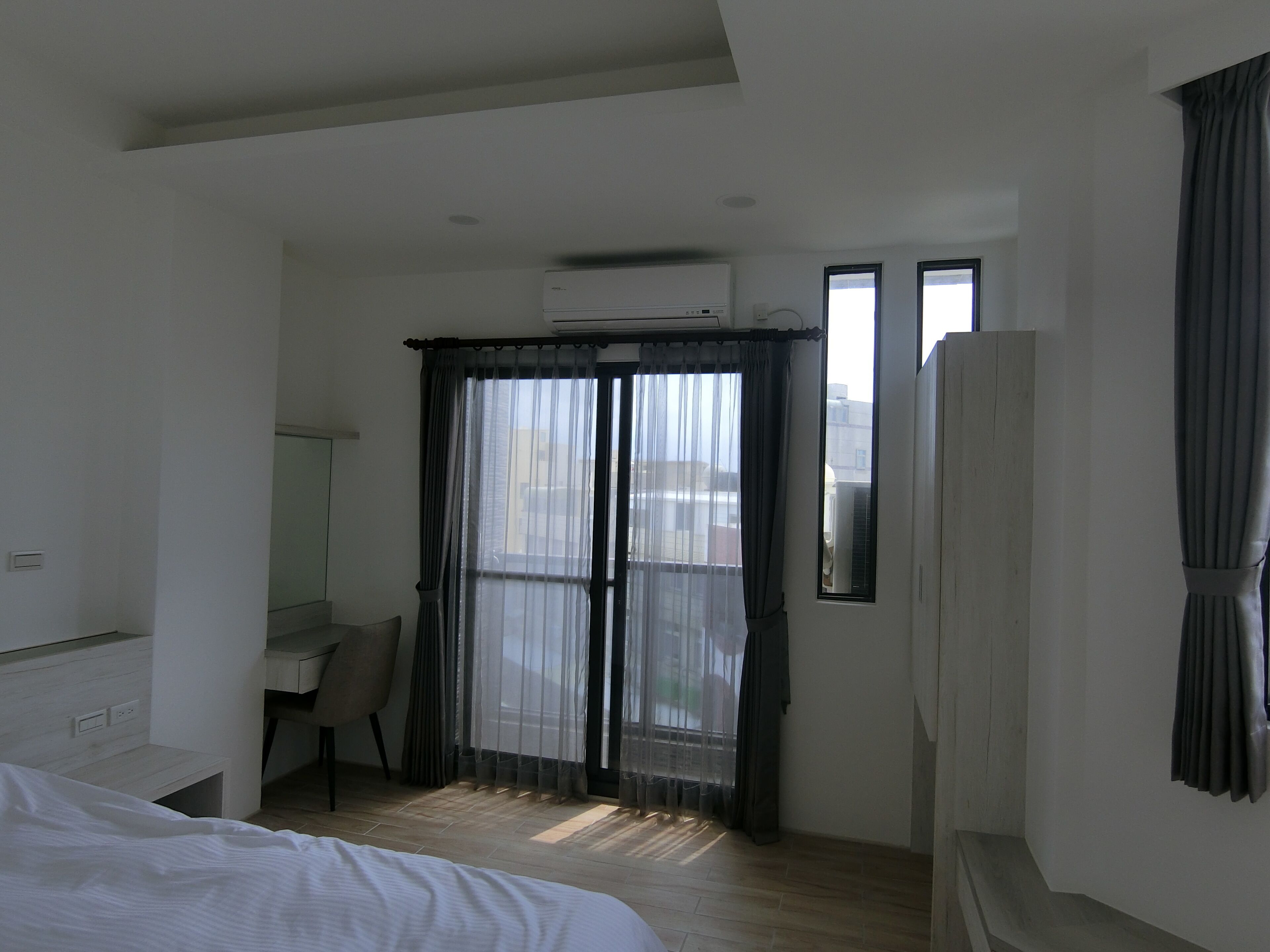 Phòng 4 | Bộ đồ giường cao cấp, nệm Select Comfort, bàn 